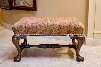 Chippendale-style stool in turned natural...