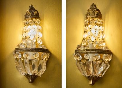 Paire d'appliques en métal doré à décor de...