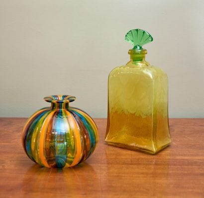 Réunion de deux verreries comprenant un vase...