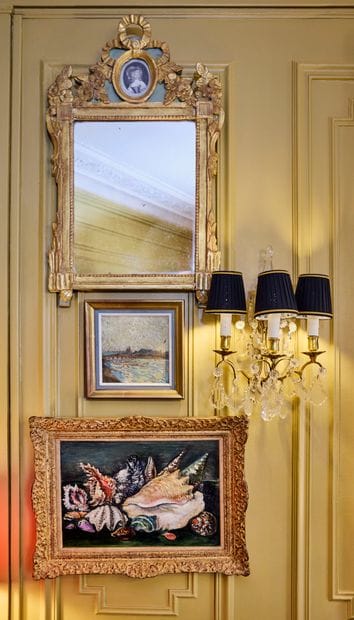 Carved and gilded wood mirror surmounted...