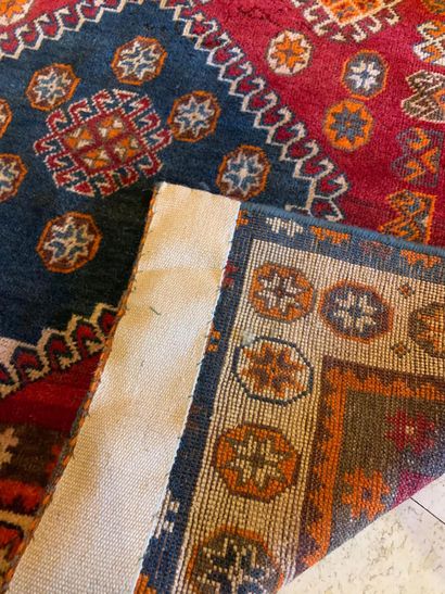 Tapis Quasgai à décor de losanges bleus et...