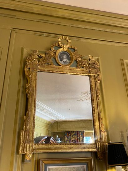 Carved and gilded wood mirror surmounted...