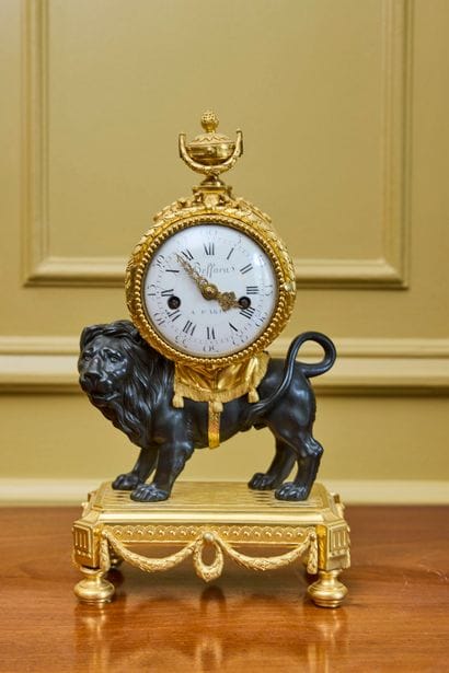 Pendule au lion en bronze ciselé, doré et...