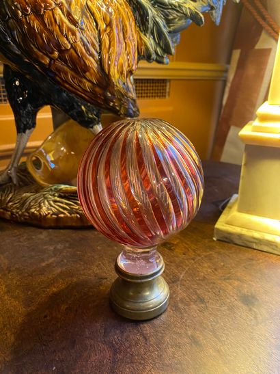 Boule d'escalier en verre soufflé strié rouge...