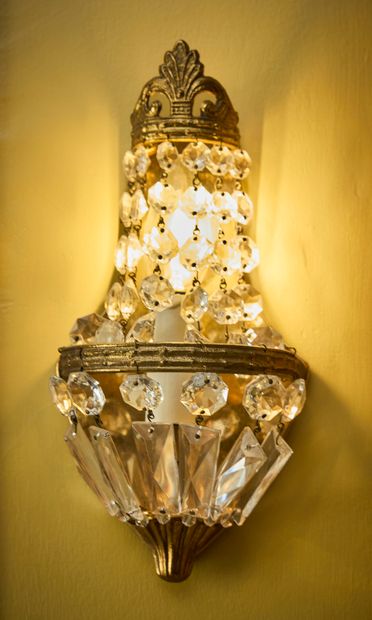 Paire d'appliques en métal doré à décor de...