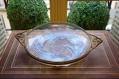 LEUNOX FRANCE
Plat en verre moulé opalescent...