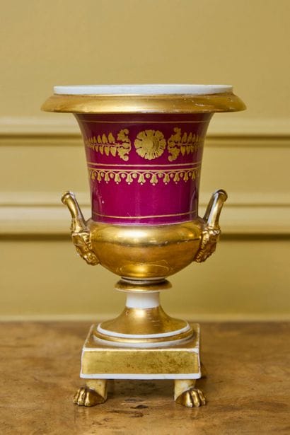 PARIS ou BRUXELLES
Vase Médicis sur piédouche,...