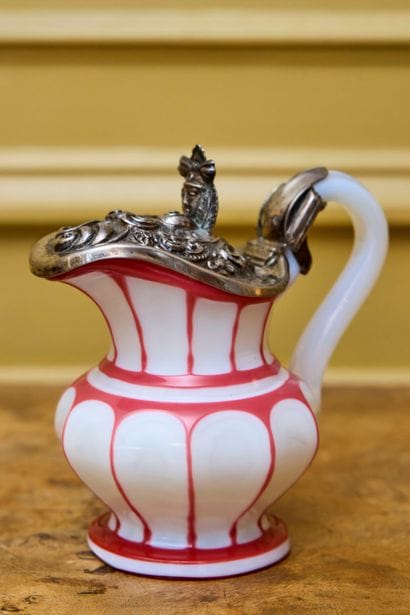 Verseuse en verre opalin à décor rouge et...
