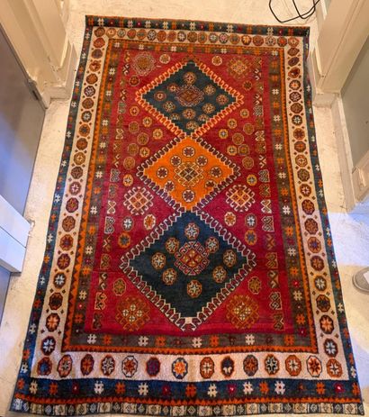 Tapis Quasgai à décor de losanges bleus et...