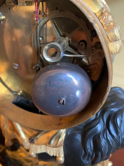 Pendule au lion en bronze ciselé, doré et...