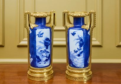 Paire de vases rouleaux en porcelaine bleue...