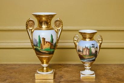 PARIS
Deux vases de forme balustre sur piédouche...