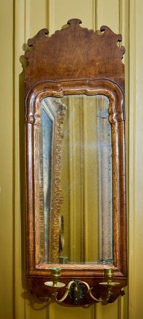 Bougeoirs à miroir en bois naturel mouluré.
XIXe...