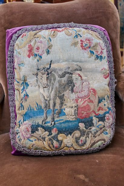 Coussin recouvert d'un morceau de tapisserie...