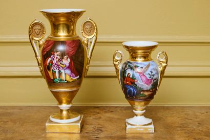 PARIS
Deux vases de forme balustre sur piédouche...