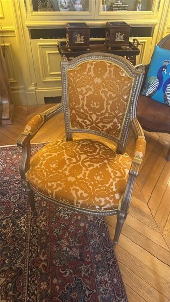 Suite de quatre fauteuils cabriolet en bois...