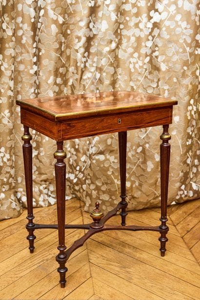 Table d'appoint en bois de plaquage, le plateau...