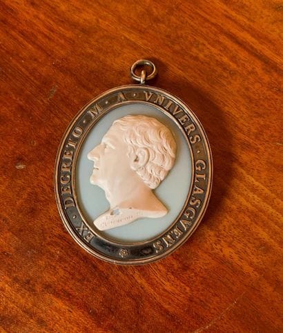 Médaillon figurant de profil un homme sur...