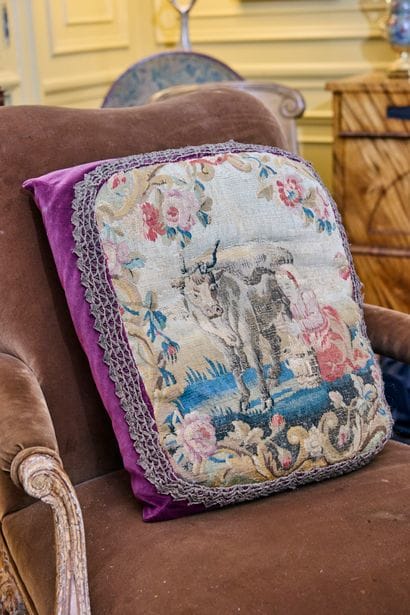 Coussin recouvert d'un morceau de tapisserie...