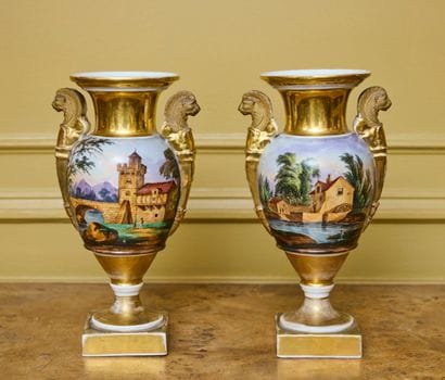 PARIS
Paire de vases de forme balustre sur...