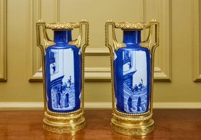 Paire de vases rouleaux en porcelaine bleue...