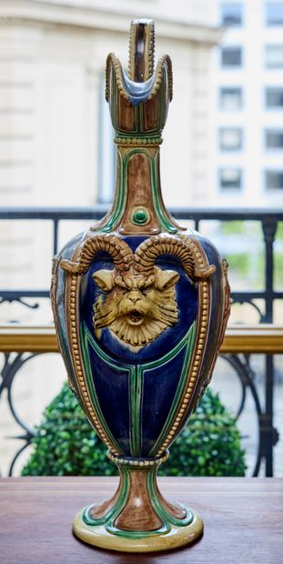 Grande aiguière sur piédouche en céramique...
