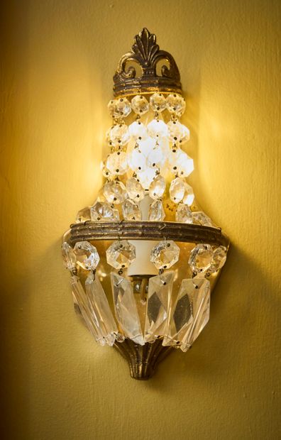 Paire d'appliques en métal doré à décor de...
