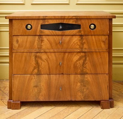 Commode bureau en acajou flammé formant secrétaire...