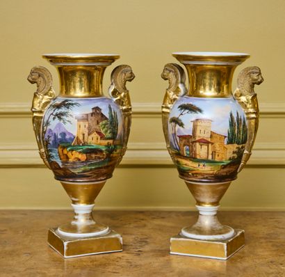 PARIS
Paire de vases de forme balustre sur...