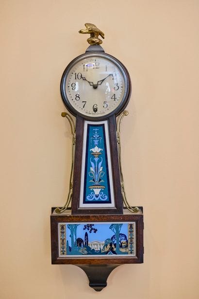 Banjo-shaped wall clock in painted wood.
Inscriptions...
