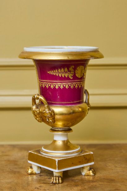 PARIS ou BRUXELLES
Vase Médicis sur piédouche,...