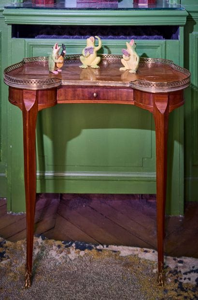 Small kidney-shaped table in natural wood,...