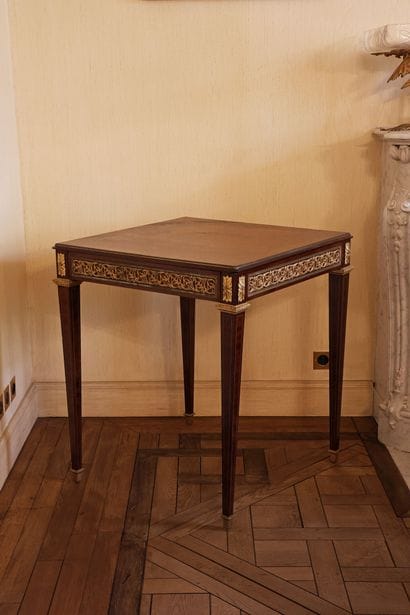 Quadrangular geometric veneer table with...