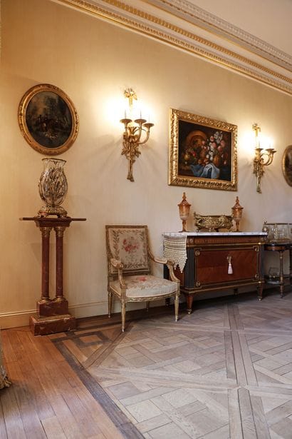 A carved and gilded wooden living room set...