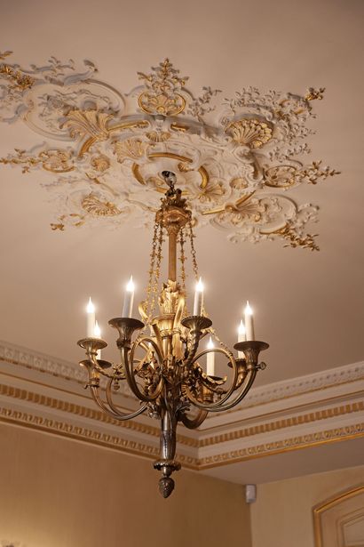 Gilded bronze chandelier with eight arms,...