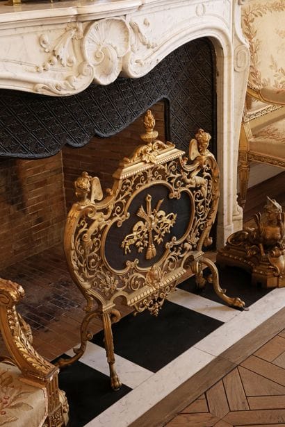 Openwork gilded bronze screen decorated with...