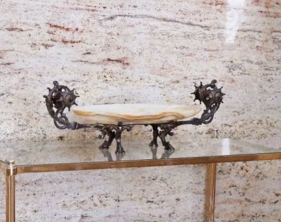 Coupelle en agate et monture de bronze argenté...