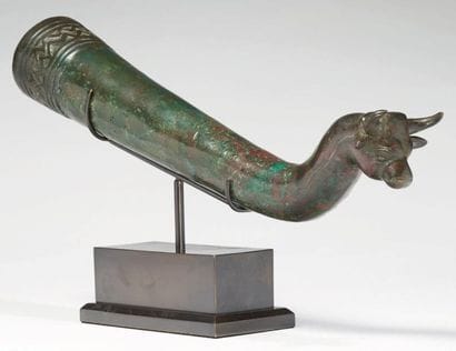 RHYTON AU TAUREAU. Grand rhyton au corps...