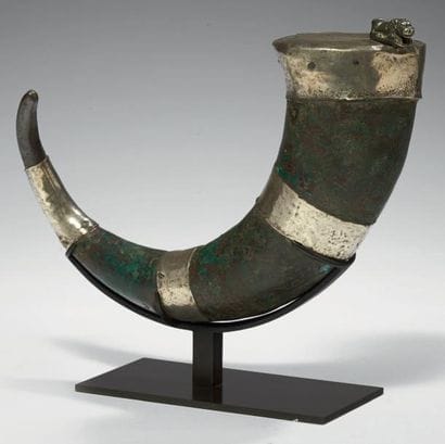CORNE RHYTON. Rare rhyton en forme de corne,...