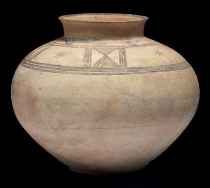 VASE PIRIFORME. L'épaule est peinte d'une...