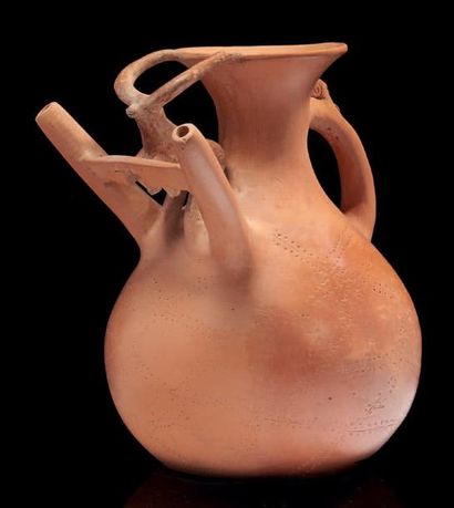 VASE AU TAUREAU. Vase à corps piriforme et...