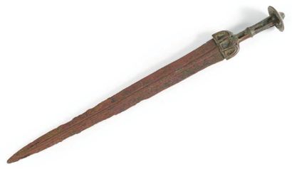 GLAIVE. Glaive formé d'une lame à fort et...