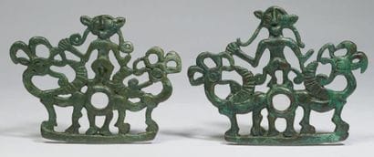 PAIRE DE PLAQUES DE MORS AUX MAÎTRES DES...