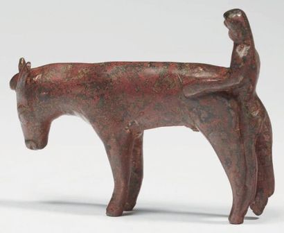 GROUPE ÉROTIQUE. Rare statuette représentant...