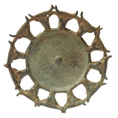 DISQUE AUX TAUREAUX. Disque ornemental gravé...