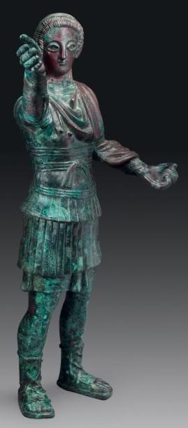 STATUE DE ROI CUIRASSÉ. EXCEPTIONNELLE STATUE...