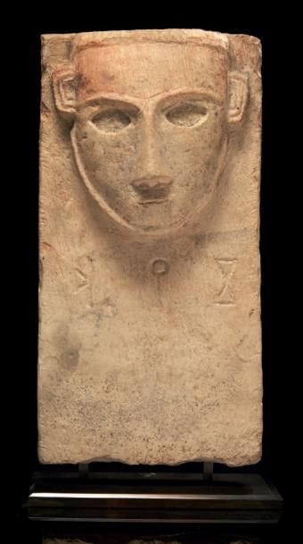 STÈLE ICONIQUE. Stèle rectangulaire sculptée...