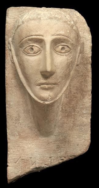 STÈLE ICONIQUE. Grande stèle sculptée du...