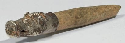 AIGUISOIR AU SANGLIER. Aiguisoir formé d'une...