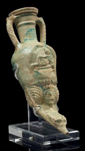 RHYTON PARTHE. Rare rhyton, le corps en forme...